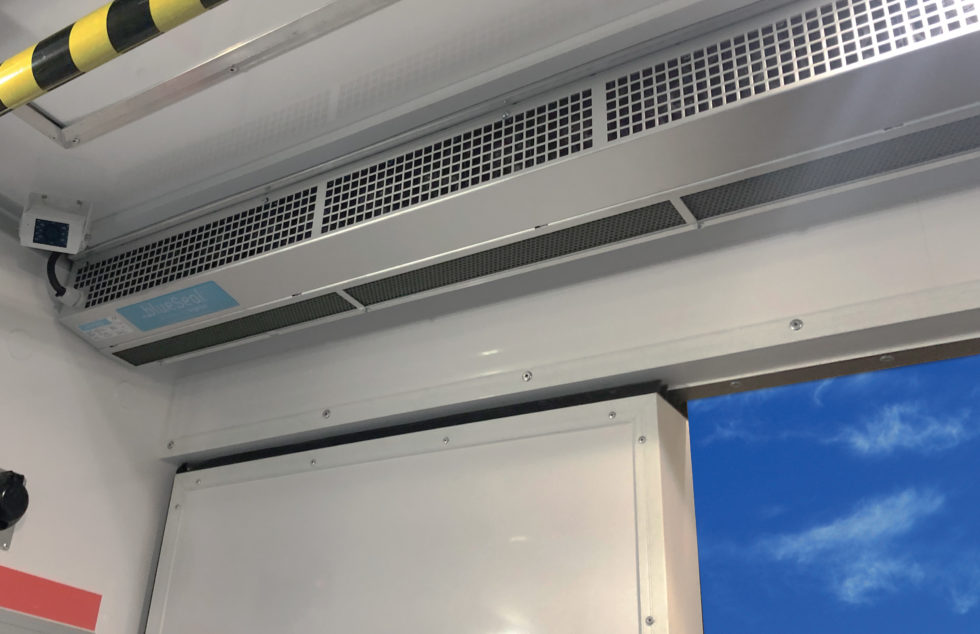 Air curtain in vehicle