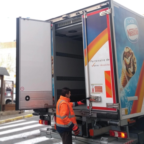 advantages-practical driver making delivery of cold goods